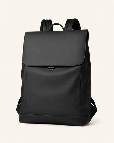 Schwarzer UrbanEdge Rucksack als Freisteller auf warmweißem Hintergrund.