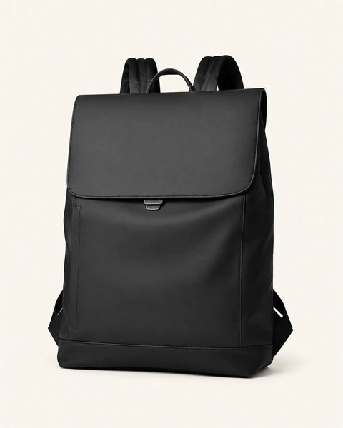 Schwarzer UrbanEdge Rucksack als Freisteller auf warmweißem Hintergrund.