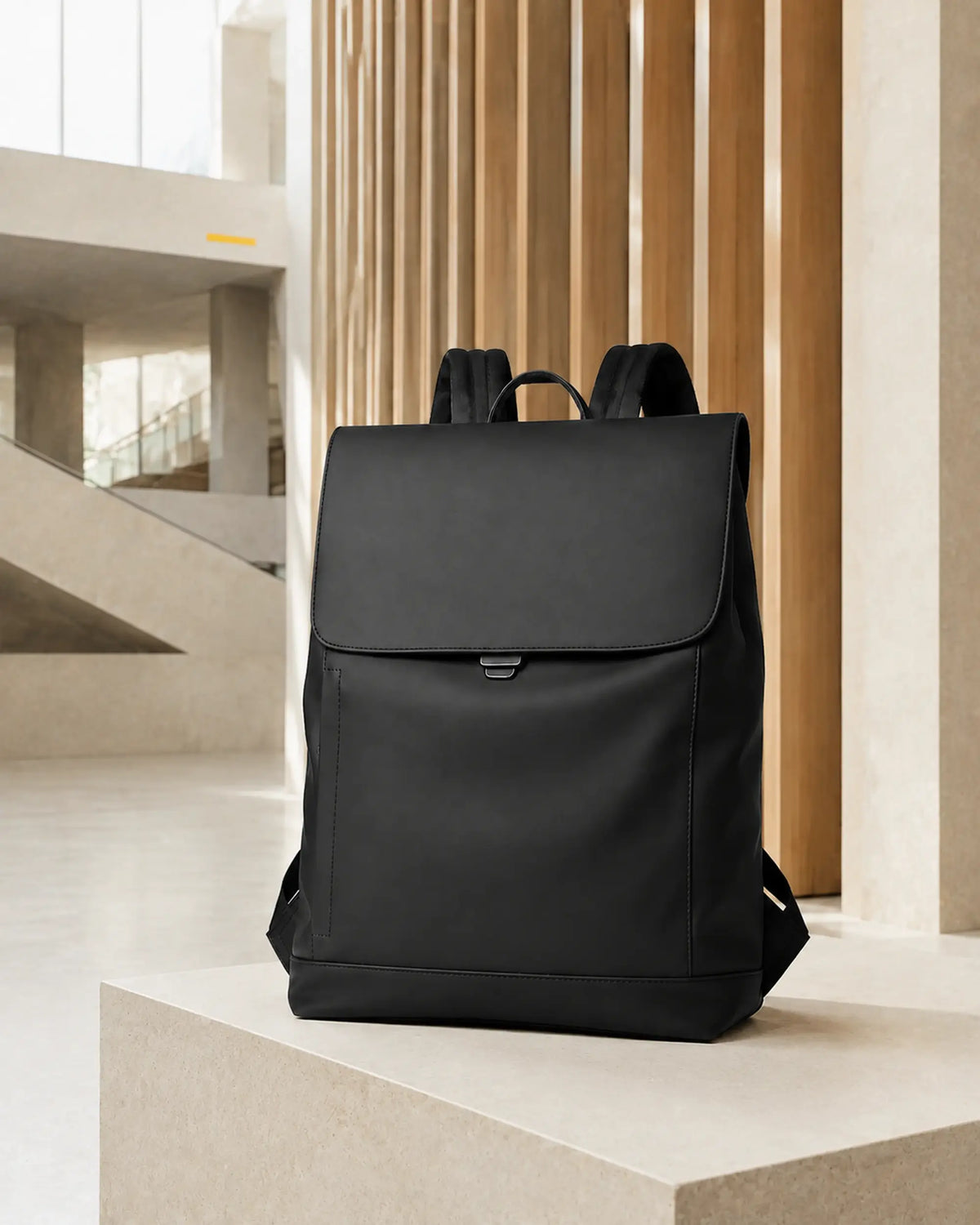 Schwarzer UrbanEdge Rucksack in der reduzierten CARRYON-X-Studiowelt.