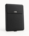 Schwarze CARRYON X Veltro Laptophülle vor warmweißem Hintergrund.