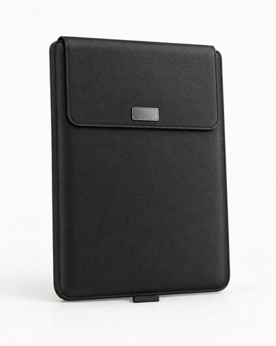 Schwarze CARRYON X Veltro Laptophülle vor warmweißem Hintergrund.